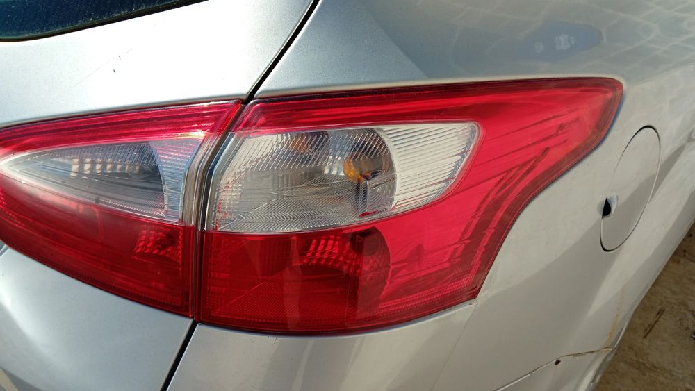 Farolim direito FORD Focus III Carrinha