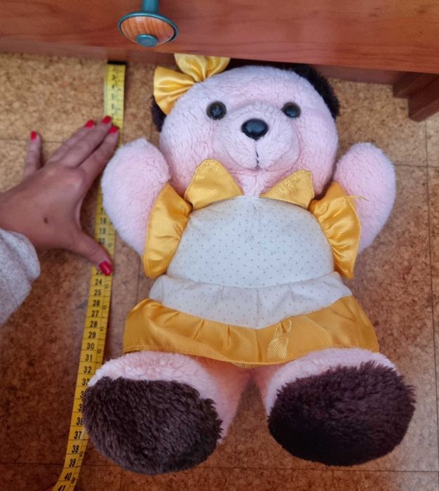 Ursa de peluche rosa com vestido e laço