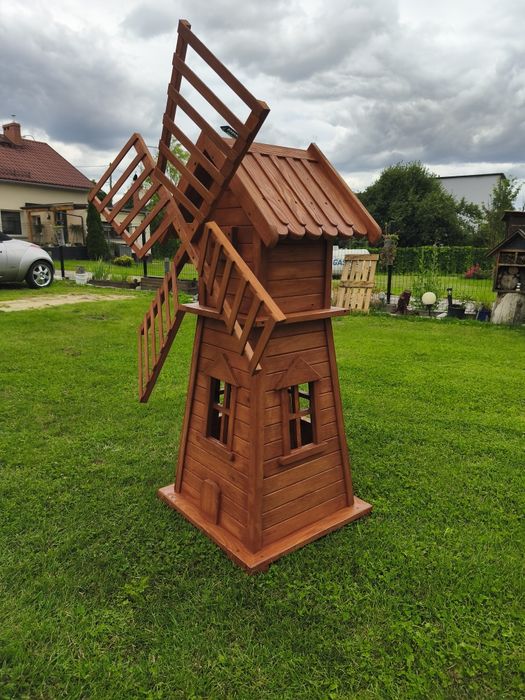 Duży wiatrak ogrodowy drewniany