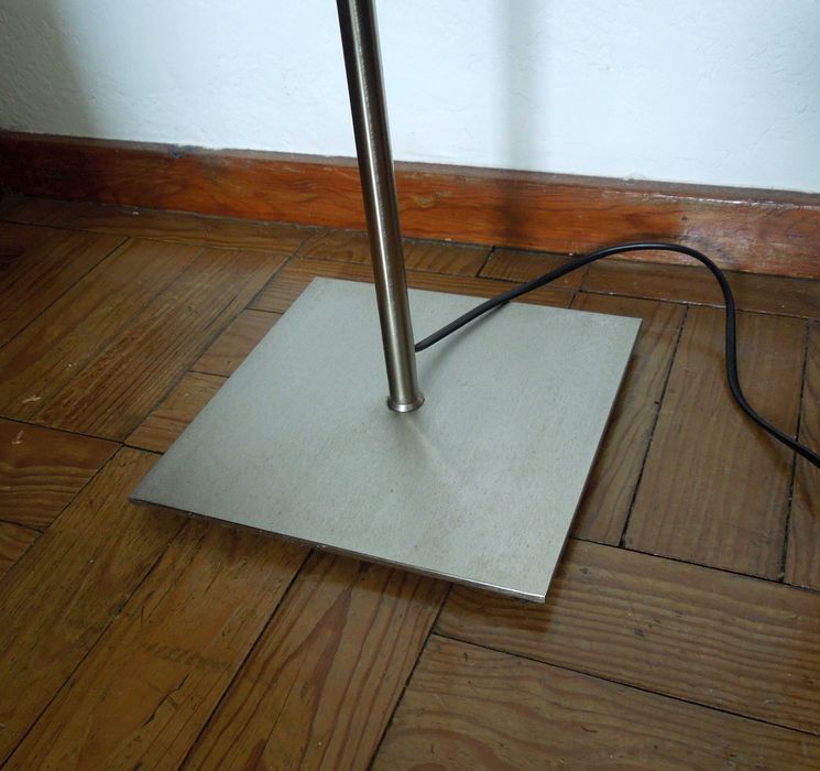 Candeeiro de pé em aço escovado com ajuste de altura