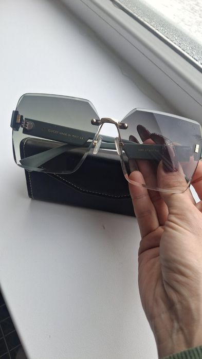 Сонцезахисні окуляри Gucci.