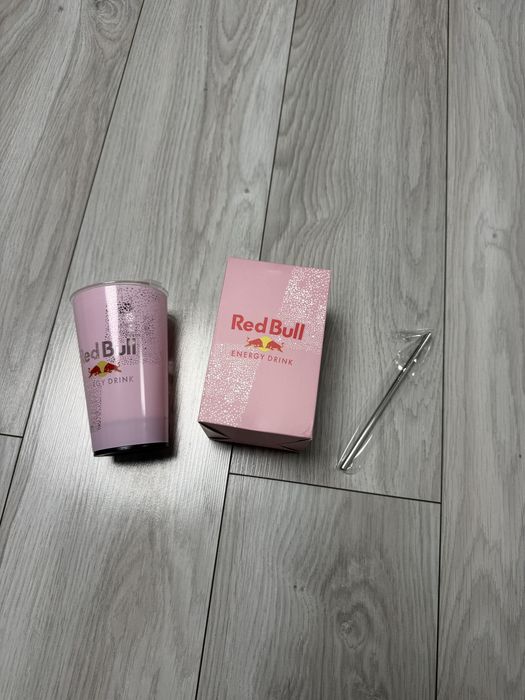 Kubek RedBull w kolorze jasno różowym
