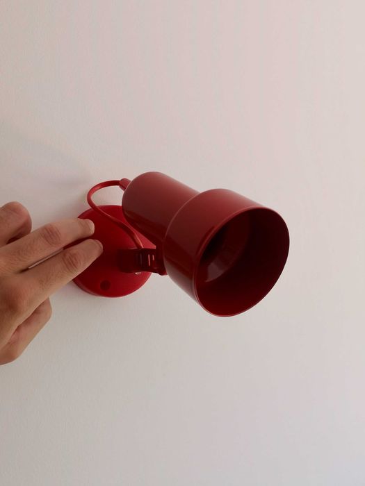 Aplique de parede vermelho dos anos 80/90 – Massive; feito na Bélgica