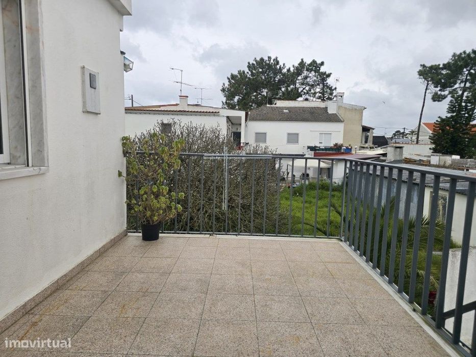 Moradia isolada T4 de arquitetura tradicional - Aroeira