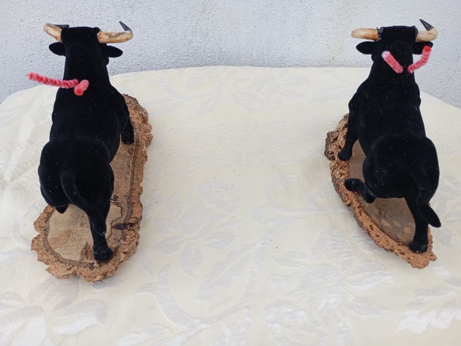 Toiros bravos em miniatura numa base em sobreiro