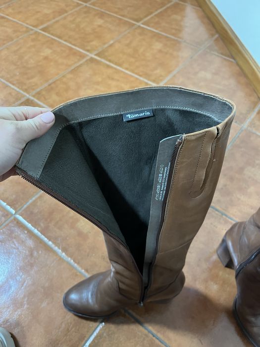 Botas em pele castanho