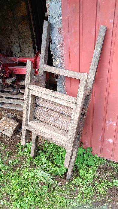 Esmagador antigo todo em madeira