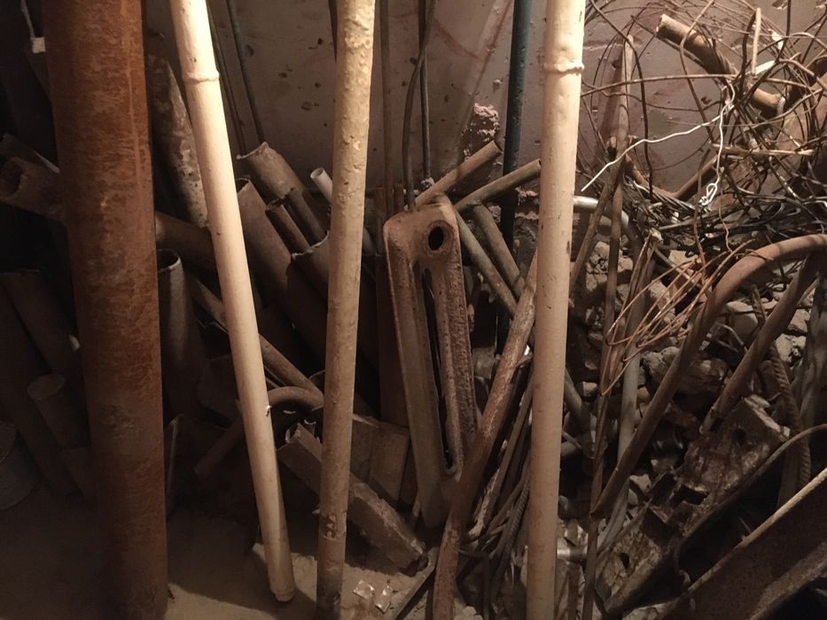 Куски труб пластины чугунных разной длины и диаметра