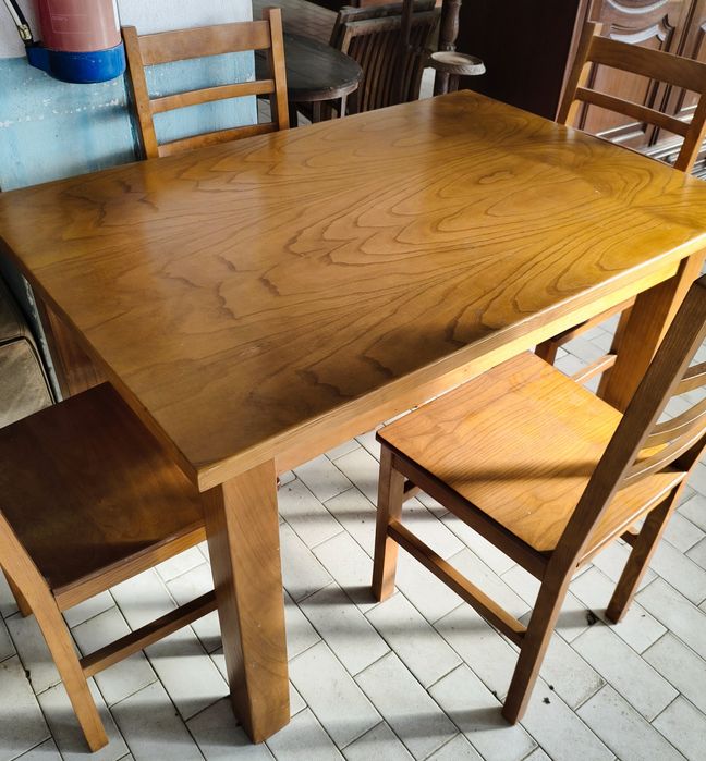 Mesa robusta maciça e quatro cadeiras