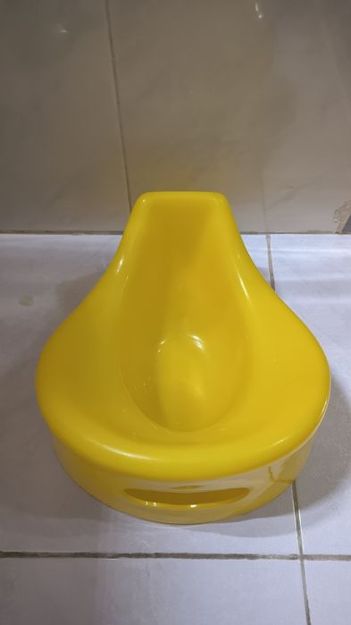 Pote amarelo de criança