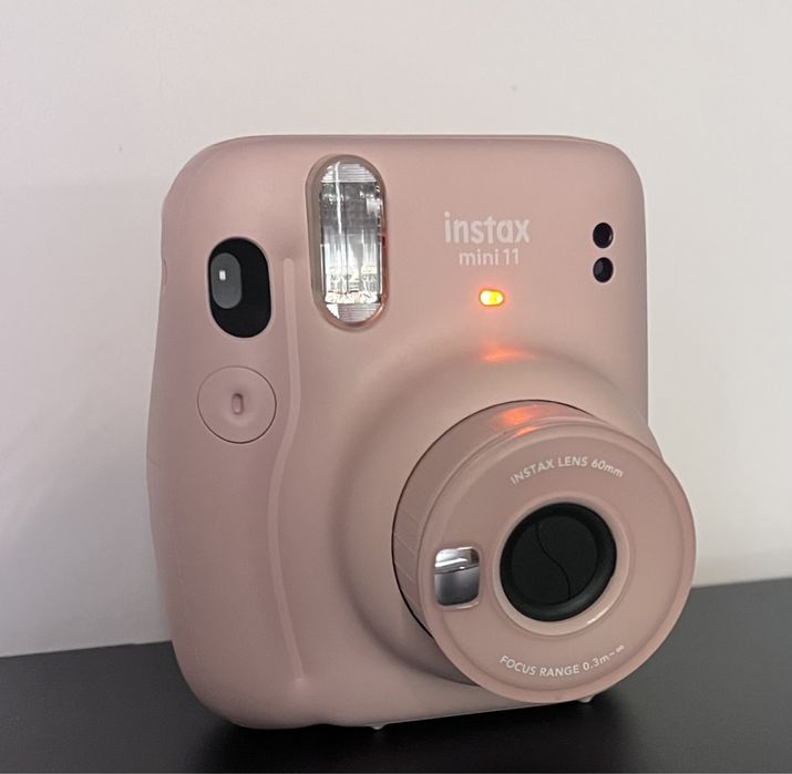 Продам фотоапарат Instax Mini 11