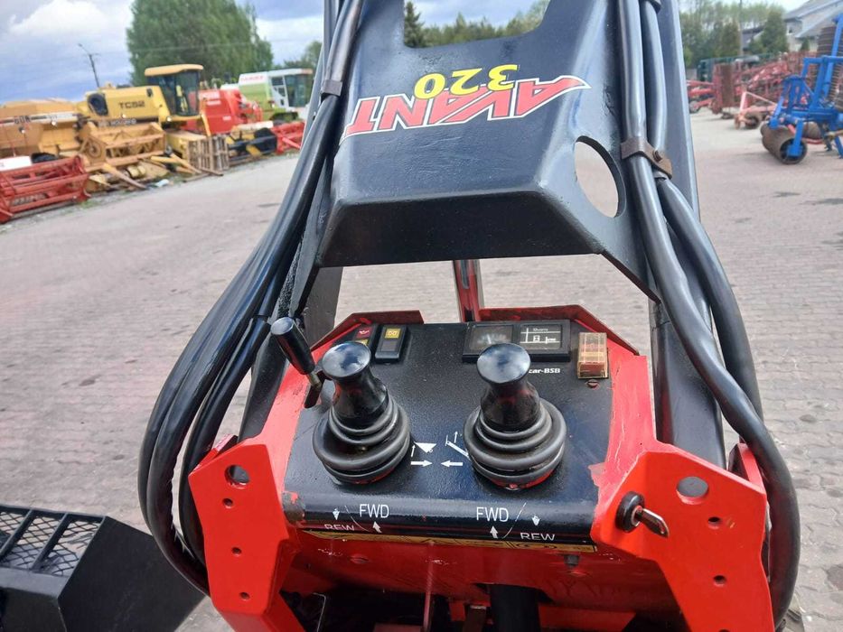 Mini ładowarka avant 320