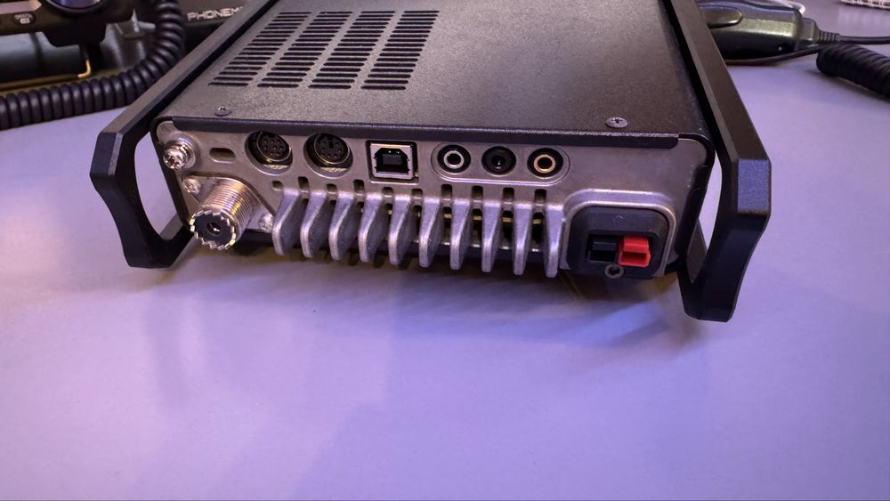 Rádio amador Yaesu ft-891 com Side Rails