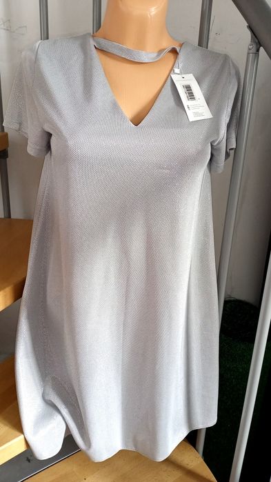 Sukienka w kształt litery A dekolt w serek choker srebrna nowa