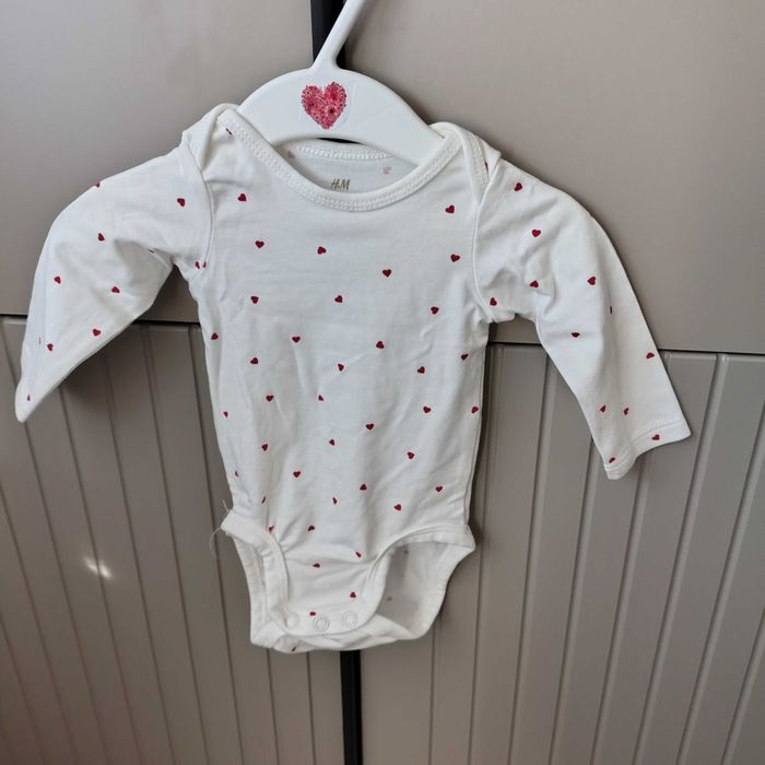 Body niemowlęce białe w serduszka roz. 56