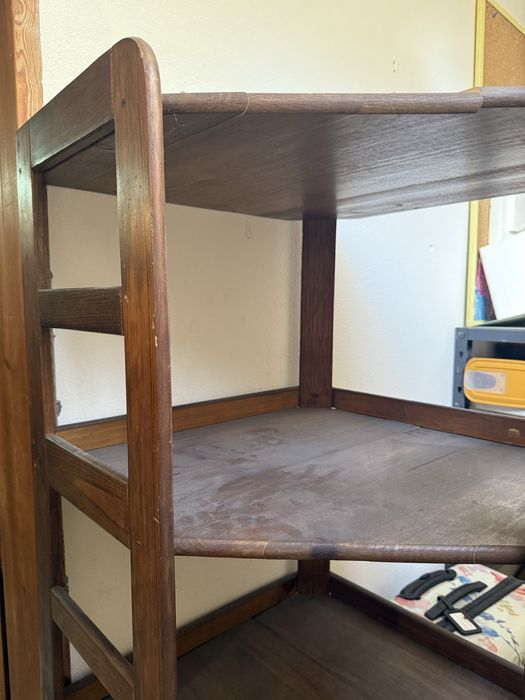 Estante em madeira maciça