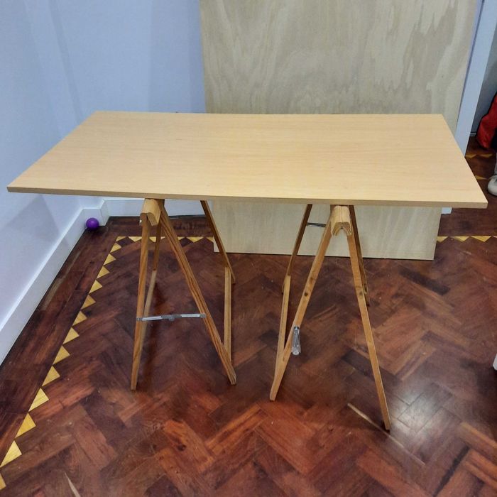 Cavaletes Pinho Maciço + Tampo / Mesa
