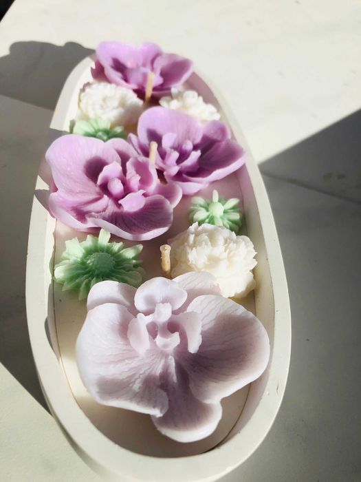 Świeca świeczka w owalnym dużym pojemniku kwiaty