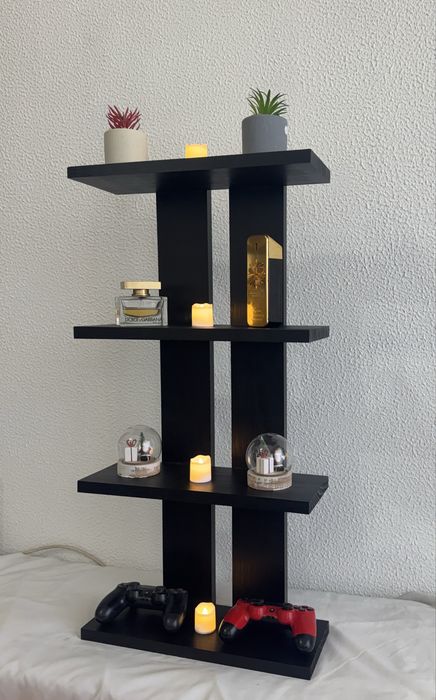 Prateleira de madeira artesanal com design moderno