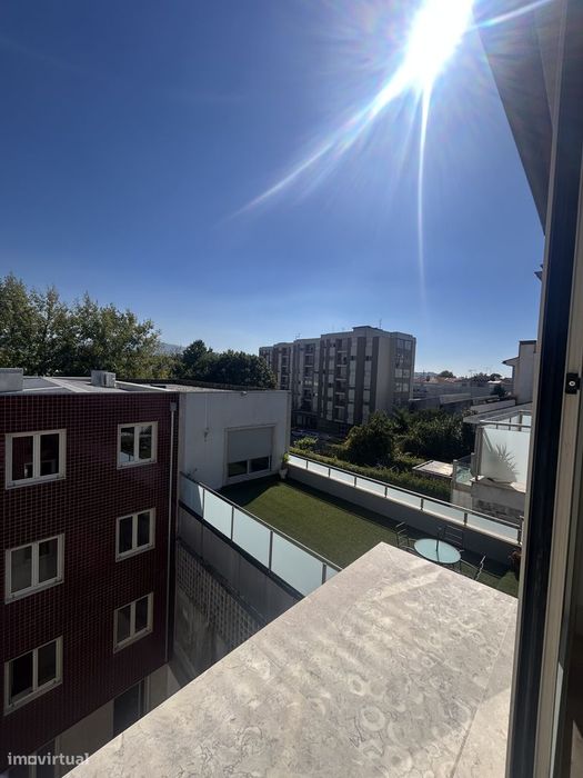Vende-Se T2 Duplex Novo, Com Terraço E Suíte, No Centro De Braga.