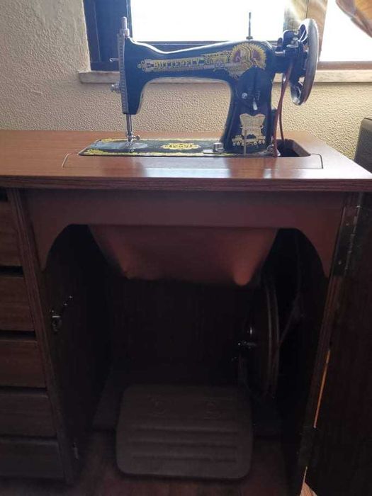 Máquina de costura com móvel