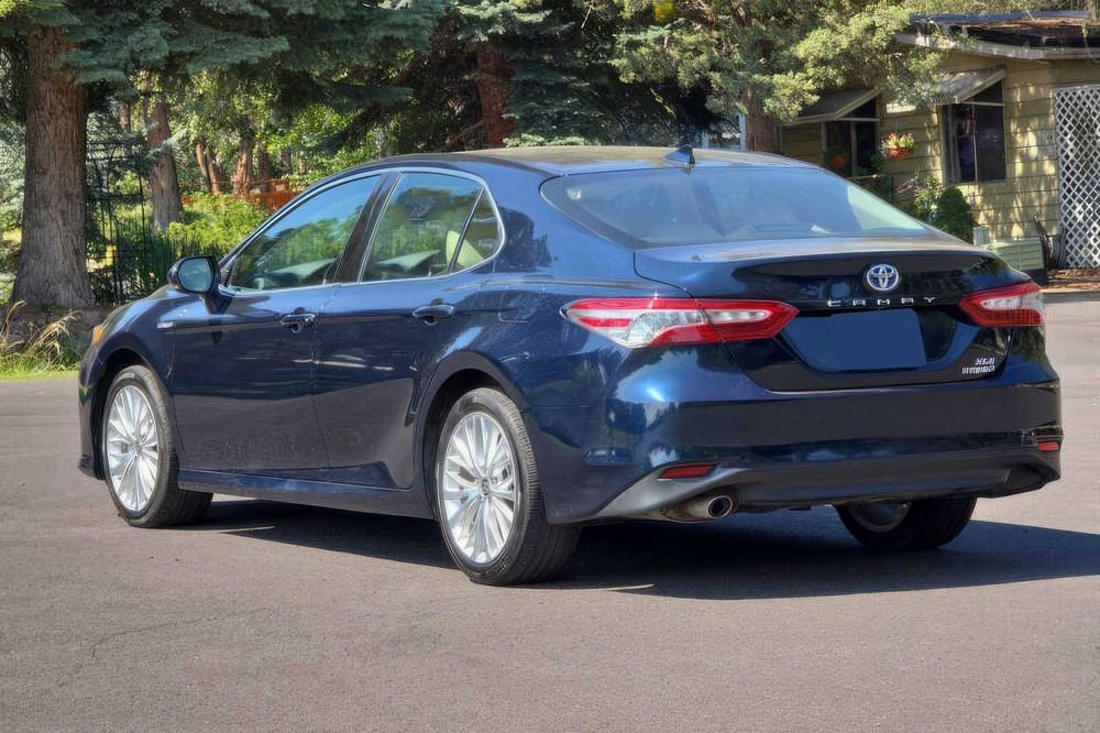 Toyota Camry Hybrid XLE      2020