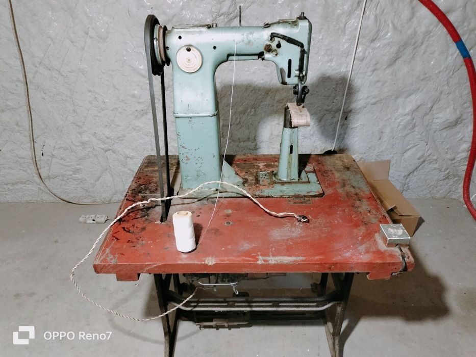 Колонкова швейна машина