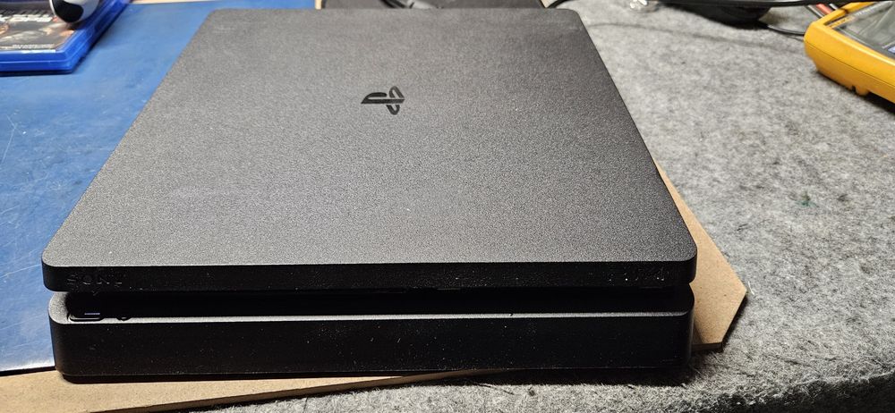 Konsola PS4 Slim 1TB
