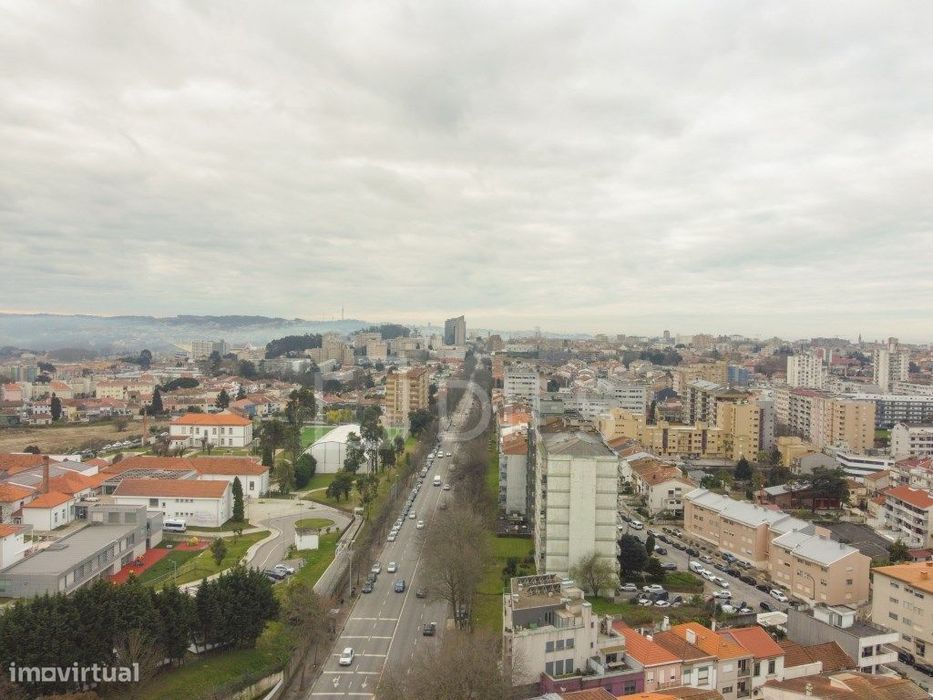 Apartamento T0, com varanda, na Rua Costa Cabral, Porto