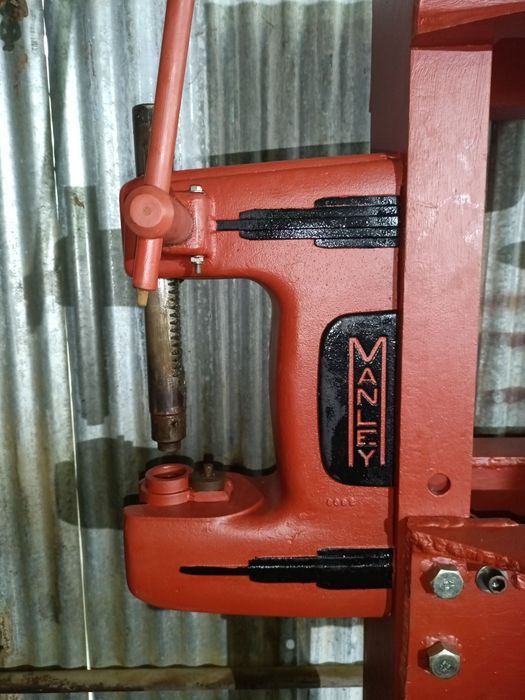 Prensa Manley de 70 Toneladas – Rara Peça Vintage