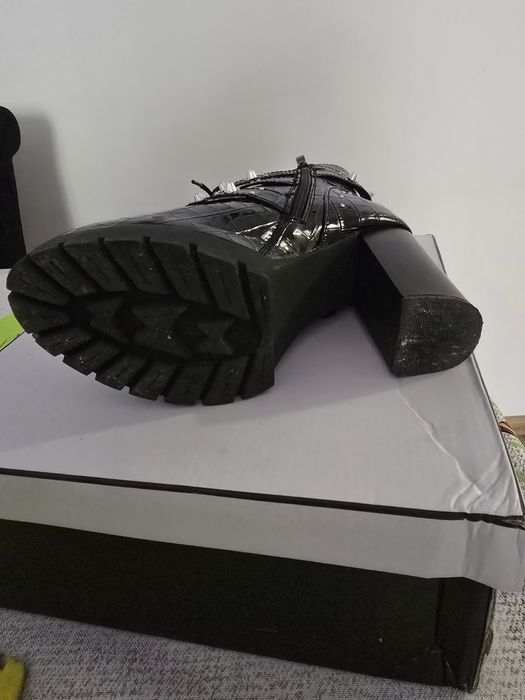 Stylowe Botki Workery na Słupku – Efekt Croco i Ćwieki