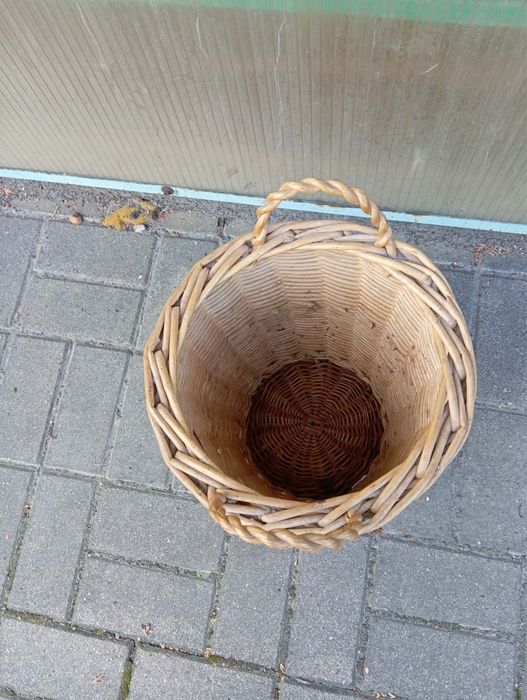 Kosz z wikliny na parasole