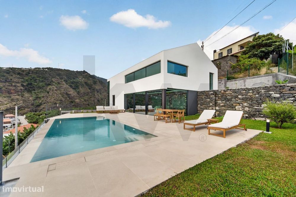 Moradia T3 Contemporânea com Piscina e Vista Mar | Ribeira Brava
