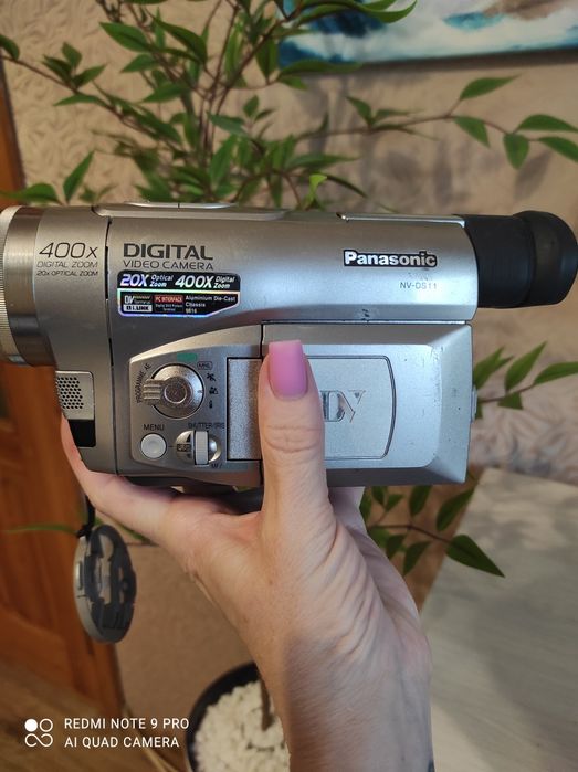 Видеокамера Panasonic NV-DS11 (MiniDV) 
Продам цифровую видеокамеру Panasonic NV-DS11 (формат кассет