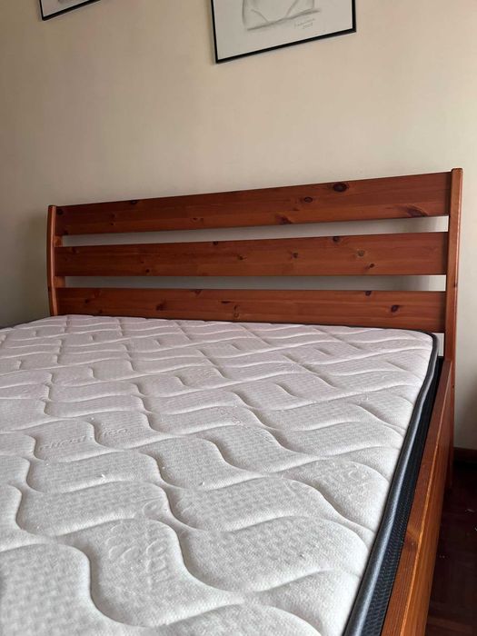 Cama de Casal em Madeira Maciça + 2 Mesas de Cabeceira + Colchão 160x200