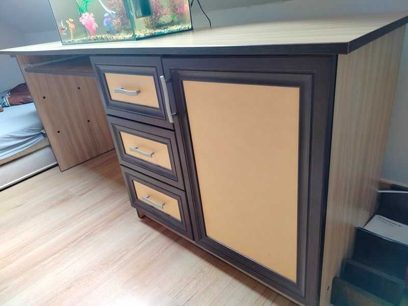 Biurko na wymiar z dużym blatem