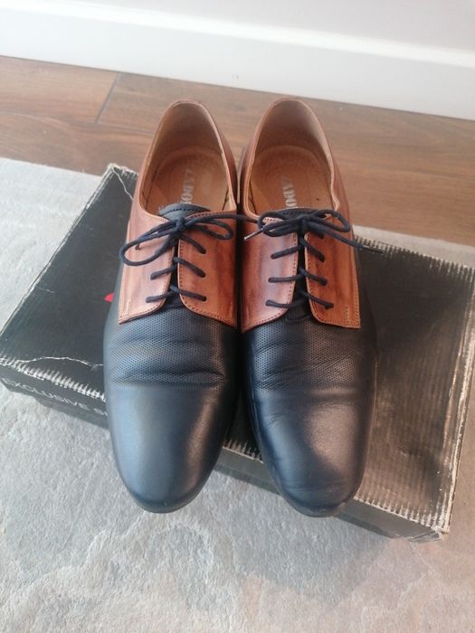 Pantofle młodzieżowe dla nastolatka.