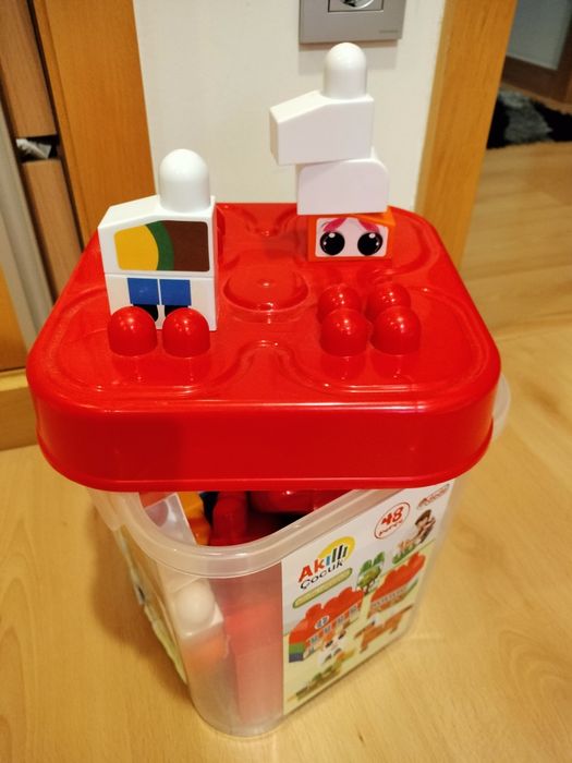 Legos em caixa com 48 peças