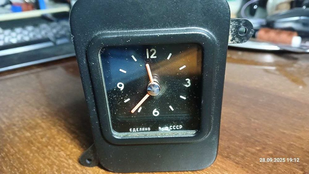 Старые часы ГАЗ-24