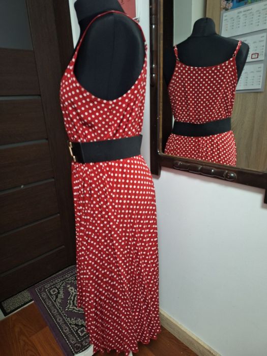 Elegancka sukienka czerwona w grochy.