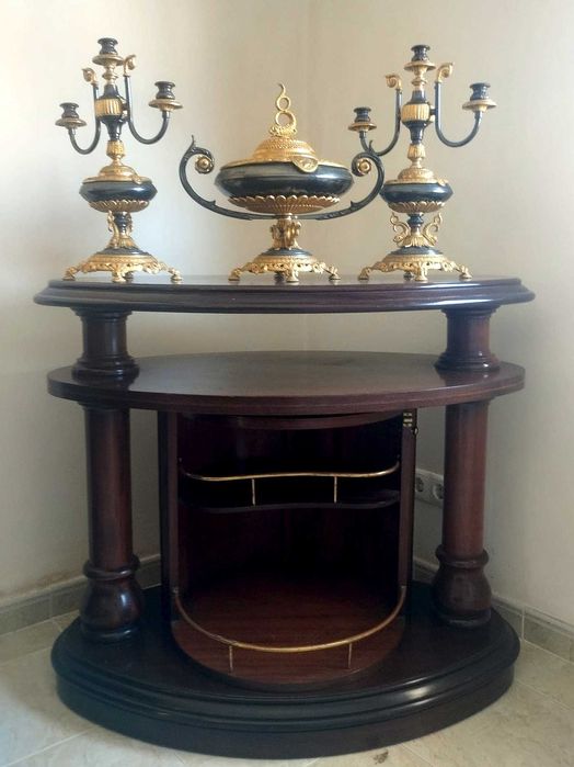 Mobília antiga em madeira de carvalho