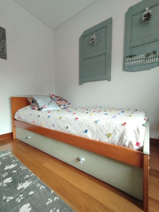 Cama de solteiro de madeira com gavetão e dois colchões quarto criança