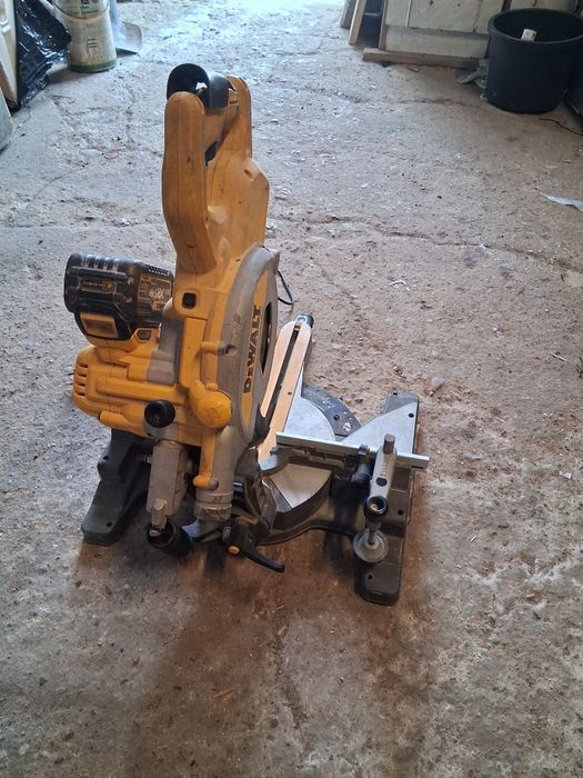 Ukośnica Dewalt DCS777