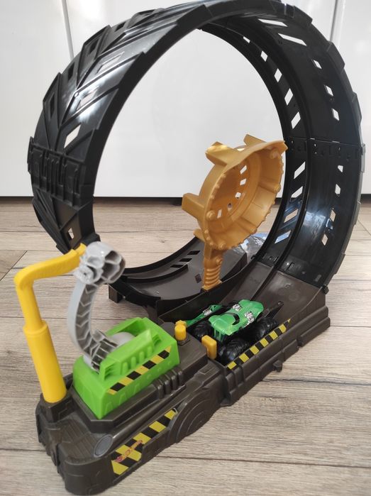 Hot Wheels Monster Trucks Epicka Pętla Kaskaderska.