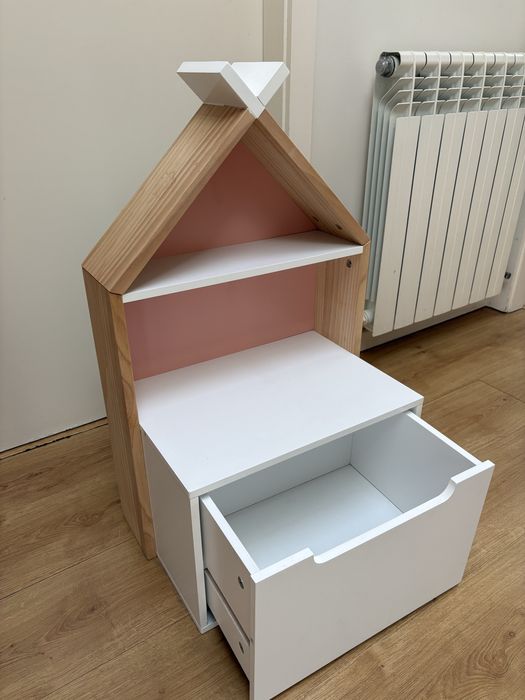 Mesa de cabeceira - quarto criança
