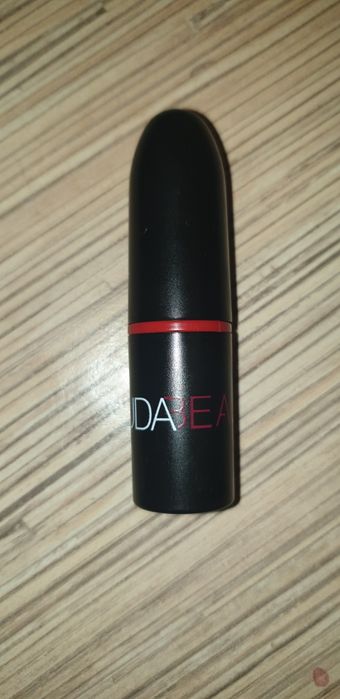 Szminka Huda Beauty nowa.