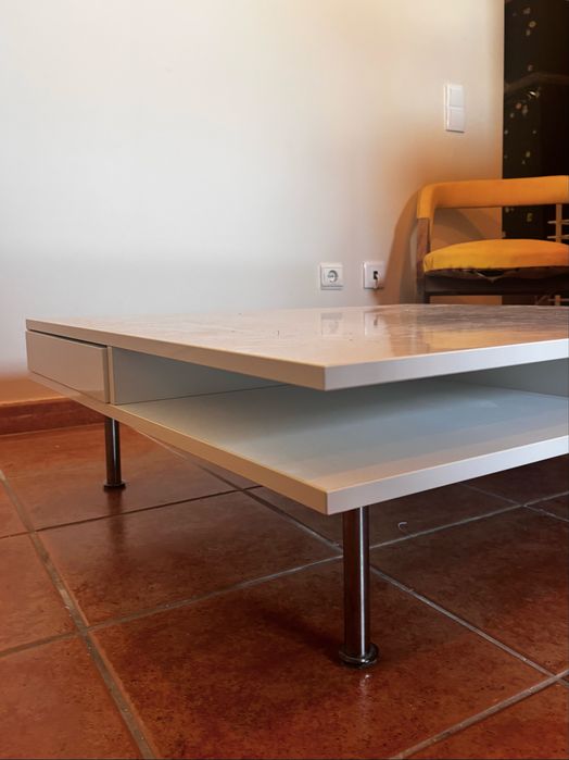 Mesa com gavetas para sala