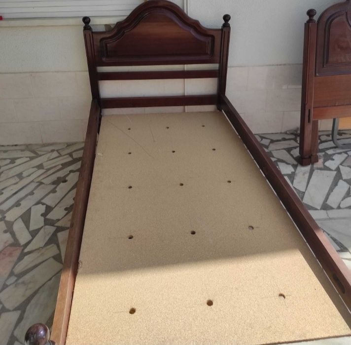 Cama de solteiro 80€ e colchão azul 50€