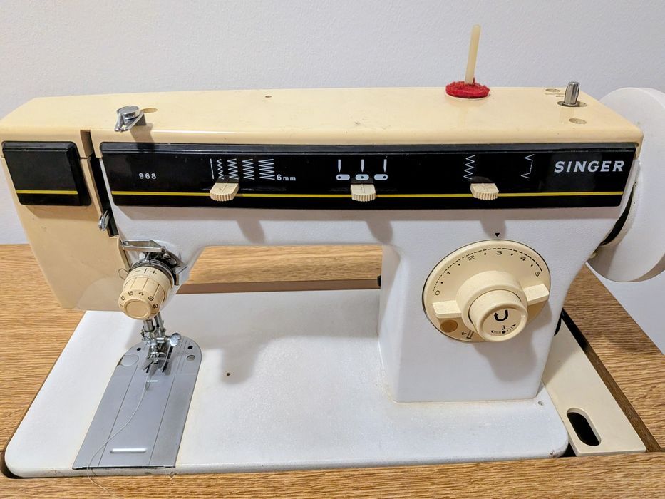 Máquina de costura Singer com móvel