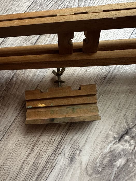 Мольберт з дерева.